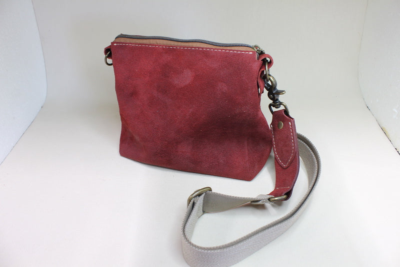 Kleine Umhängetasche aus rotem Suede-Ochsenleder